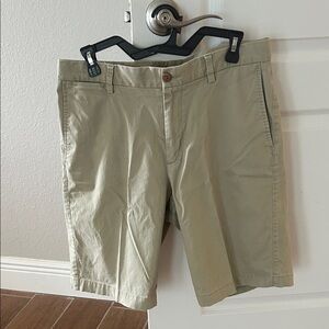 Like new men’s Tommy Bahama khaki shorts. Sz. 33 waist. Length 20”, inseam 10”.